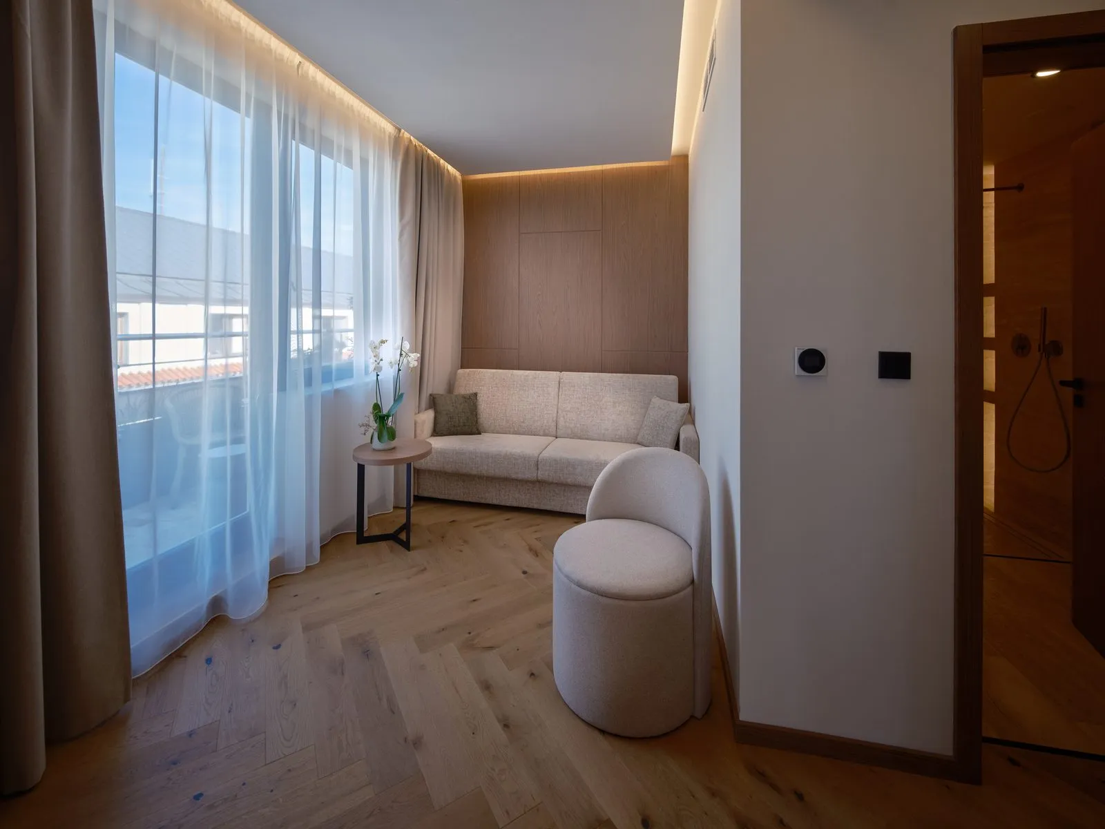 Seating area in a guest room – The Benedict Boutique Hotel