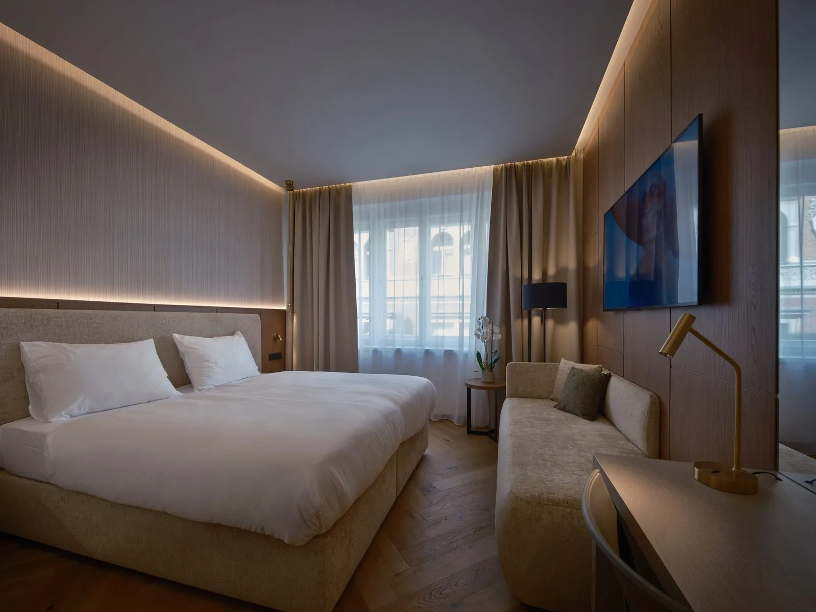 Guest room with sofa – The Benedict Boutique Hotel